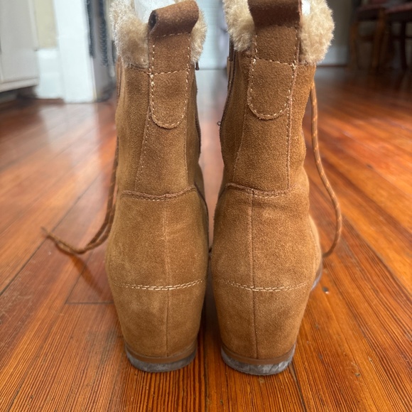Baretraps bonnie tan suede faux fur lined wedge heeled boots size 9 - Picture 3 of 4